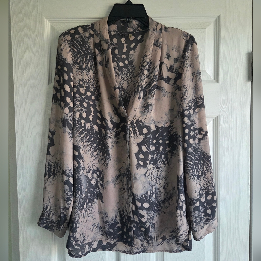 Vince Camuto ✨️ Black and Tan Patterned Women's Blouse Size M
